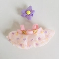 Rosa Puppenkleid mit Blumenmuster, lila Haarspange und süßen Bärenknöpfen - Passend für 17cm Puppe / Rosa-Violetter Latzrock + Violette Haarklammer / Rosa Lila + Lila