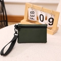 Petit porte-monnaie en polyester vert foncé avec fermeture éclair et dragonne noire - Vert Militaire