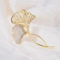 Detailansicht einer goldfarbenen Ginkgoblatt-Brosche mit funkelnd besetzten Strasssteinen - Goldenes Ginkgoblatt (1672)