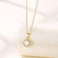 Dettaglio ravvicinato del ciondolo rotondo placcato oro 18k con zircone scintillante - Pendaglio in Zirconia Rotonda / Oro