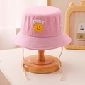 Dettaglio di un cappello da sole rosa in cotone con ricamo smile e laccetto sottogola - 52cm (Consigliato 3-8 Anni) / Rosa
