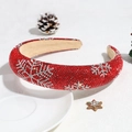 Détail d'un serre-tête rouge avec motif flocon en strass brillants et pommes de pin - Rouge