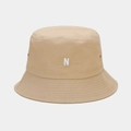Gros plan détaillé sur la lettre N brodée du chapeau bob en toile beige - M (56-58cm) / Kaki