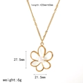 Collana a fiore dorato con petali bianchi e perla, completa di misure del ciondolo - Collana con Fiori Bianchi (TN60182-WT)