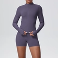 Détail de la texture côtelée et des passe-pouces sur l'ensemble de yoga mauve - Truffe