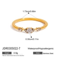 Detail van 18K vergulde roestvrijstalen ringafmetingen en waterdichte eigenschappen - Ronde Steen Solitair Stijl (JDR0305022-7) / US 7