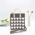 Taupefarbene Strick-Tote-Bag mit weißem Herzmuster und verstellbarem Schultergurt - Kaffee Weiß Herz