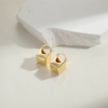 Détail de boucles d'oreilles cube plaquées or 14K sur pierre texturée au style minimaliste - ES2549 Carré (Or)