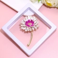 Elegant white and purple daisy brooch with golden stem on a minimalist pink background - XZ153 White-White Daisy-Boxed