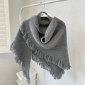 Elegante scialle in maglia di lana grigia con frange su una gruccia bianca per l'autunno - Grigio