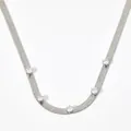 Collier chaîne serpent argentée avec cinq zircons ronds étincelants incrustés - Argent + Zircon Blanc (GCD814)