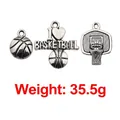 Vista macro di 3 ciondoli da basket in argento retrò con trame metalliche a rilievo - Serie Basket Mista 30 pezzi (3 stili da 10 pezzi ciascuno)