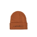 Détail du bonnet en maille caramel avec broderie cursive freedom noire sur le bord plié - M (56-58cm) / Couleur caramel