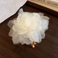 Elegante molletta per capelli a fiore in organza bianca con base in resina ambrata - 26# Grande fermaglio per capelli a fiore in rete bianca giallo pallido