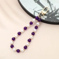Detail van paars-witte kralenhanger met gouden accenten en een metalen sluiting - Paarse Jade Natuursteen Beaded Charm (K3499)