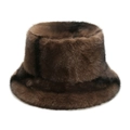 Dettaglio macro del cappello alla pescatora in pelliccia sintetica marrone scuro soffice - M(56-58cm) / Marrone