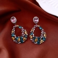 Dettaglio di orecchini vintage a goccia con zirconi multicolore su tessuto di seta - Nero Canna di Fucile - Multicolore (Perno in Argento 925)