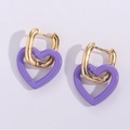 Vue détaillée des boucles d'oreilles cœur en émail violet avec crochets dorés - Violet