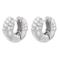 Détail des boucles d'oreilles créoles argentées torsadées de style croissant sur fond blanc - VE1204 Créoles Croissant Torsadées / Or blanc