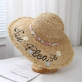 Dettaglio cappello di paglia rafia con ricamo Sun Please e pizzo floreale colorato - Fiori bianchi e rosa