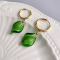 Detalle de pendientes vintage con gota de cristal verde esmeralda y baño de oro de 18K - Oro-Verde