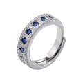 Détail macro d'une bague argentée ornée de trois rangées de cristaux bleus et clairs - Platine Zirconia Bleu