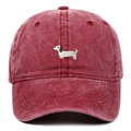 Détail macro de la broderie de teckel sur la casquette en coton délavé vintage bordeaux - Taille unique / Bordeaux