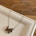 Collier avec pendentif cheval à bascule marron et ailes argentées sur chaîne minimaliste - 60# Collier-Argent-Cheval à bascule marron aile d'argent