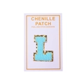 Detailansicht von Chenille-Buchstabe L Aufnäher in Himmelblau mit Gold-Pailletten - Hellblauer Buchstabe L