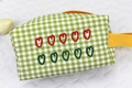 Borsa per cosmetici a scacchi verdi con cuori ricamati, manico giallo e zip arancione - Stile Cuore a Scacchi / Verde (Ricamo a Cuore)