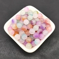 Macro-opname van 8 mm gradiënt glazen kralen in een witte schaal op zwarte achtergrond - 28# Kleurrijke Mix [Willekeurig Gemengde Kleuren]