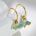 Vista macro de pendientes en C de oro de 14k con piedra natural verde y cuentas blancas - Grava Verde y Blanco