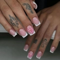 Korte vierkante kunstnagels met witte French tips en roze 3D bloemen nail art - 3D Stereoscopische Bloem Franse Manicure (JP3513)