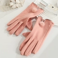 Guantes táctiles de felpa rosa para mujer con pompón decorativo y ribete gris - Rosa con pompones para mujer