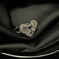 Détail de la bague papillon argentée sertie de pierres colorées sur soie noire - Ouvert Réglable / Coeur d'Argent Gemme Colorée
