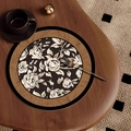 Sottobicchiere vintage con rose bianche e bordo con libellule su tavola di legno - 20*20cm [Pelle assorbente] / Stile medievale francese-Tipo B [Rotondo]