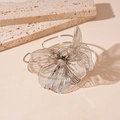 Gros plan d'un bracelet manchette fleur en maille argentée avec cristal scintillant - Argent Deux Fleurs