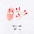 Detalle de abalorios de uñas de conejo dorado con esmalte rojo en manicura rosa - Base dorada Orejas rojo oscuro Máscara de conejo (8572)