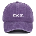 Détail de broderie mom blanche sur texture de casquette baseball en coton délavé violet - MOM / Violet