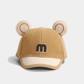 Detail van fleece baby baseballpet met 3D-berenoren en letter M-patch borduursel - Letter M / Khaki