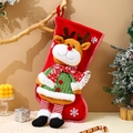 Dettaglio calza di Natale rossa con renna di peluche 3D e decorazioni natalizie - Stile Alce