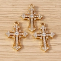 Drei goldene Kreuzanhänger mit funkelnden Strasssteinen auf Holzgrundierung - 10er Pack / Gold
