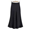 Détail de la jupe midi noire en satin à taille haute avec une texture brillante - Noir Maxi