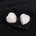 Puces d'oreilles cœur en argent avec nacre blanche sur fond sombre texturé élégant - Boucles d'Oreilles Clous Cœur Argent Perle Artificielle (EH0199)