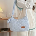 Sac bandoulière matelassé bleu clair avec petit porte-monnaie rond et sangle large - Bleu