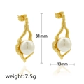 Detalle de pendientes de perlas en acero inoxidable de 18k con medidas de 31mm - lágrima