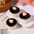Mini cupcake in resina al cioccolato con cuore per fai da te e decori, misura 1,2 cm - Budino Bianco con Cuore Rosa