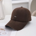 Berretto da baseball in cotone marrone scuro con ricamo Lucy bianco per uomo e donna - caffè
