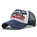 Detail der Trucker-Cap in Navy und Weiß mit 3D-Stickerei und atmungsaktivem Mesh-Rücken - Marineblau