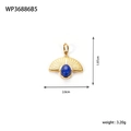 Dettaglio macro ciondolo a ventaglio dorato con pietra lapis blu e incisioni fini - WP36886B5-Blu Stile Lapislazzuli